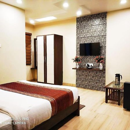 Hotel Aadesh Palace Varanasi Esterno foto