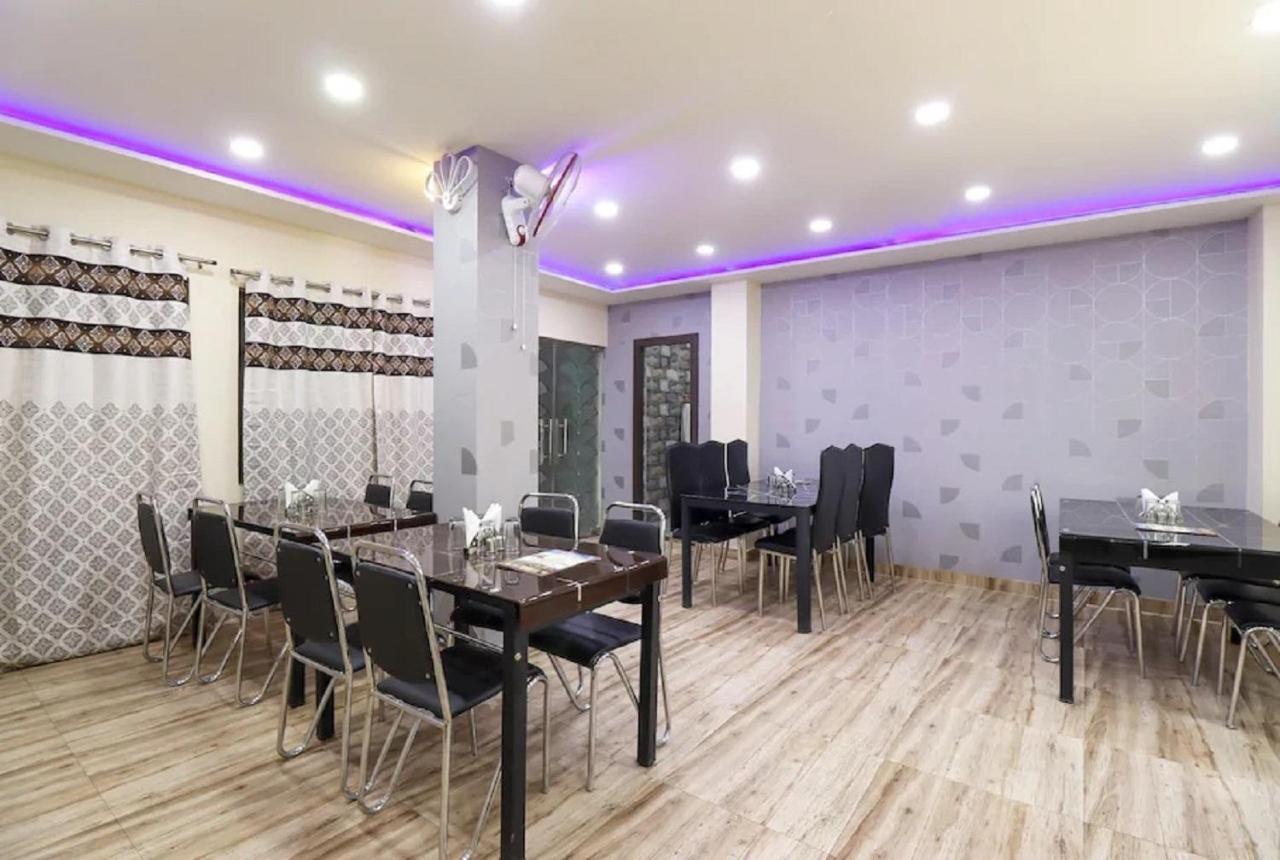 Hotel Aadesh Palace Varanasi Esterno foto