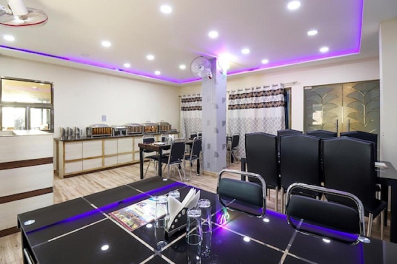 Hotel Aadesh Palace Varanasi Esterno foto