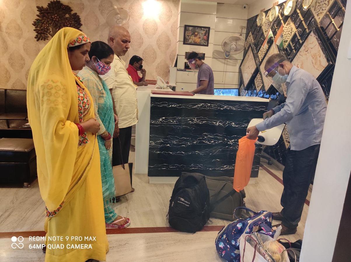 Hotel Aadesh Palace Varanasi Esterno foto