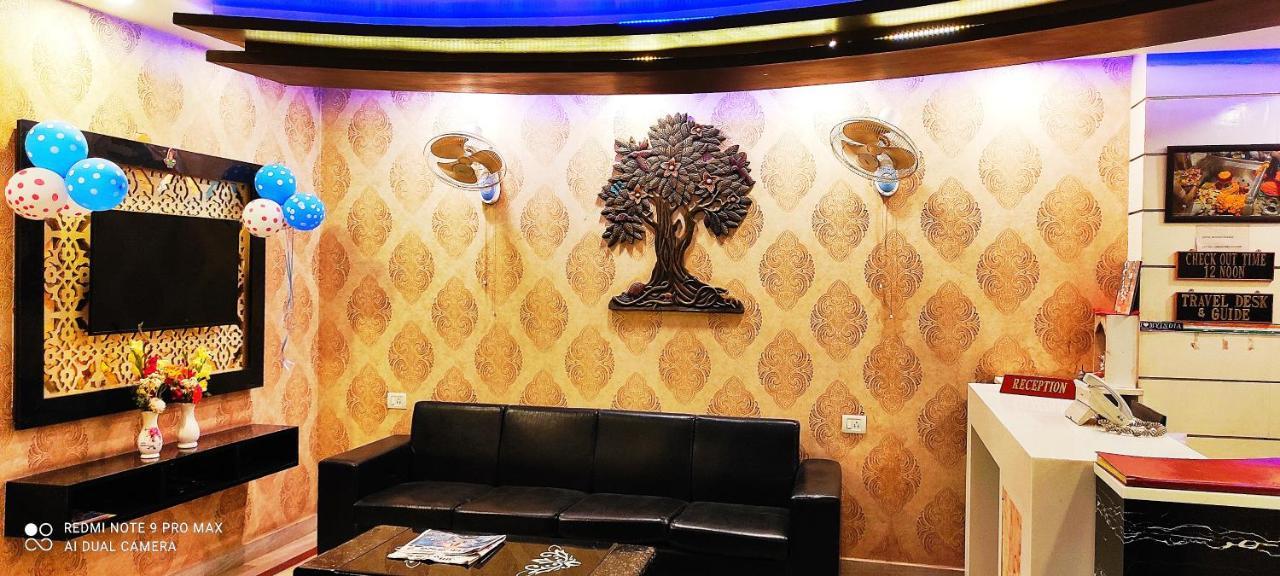 Hotel Aadesh Palace Varanasi Esterno foto