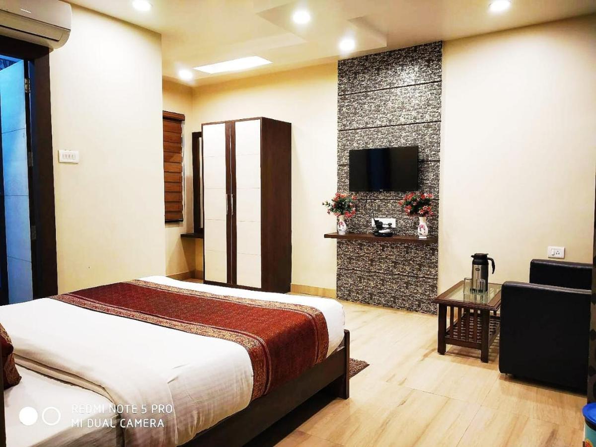 Hotel Aadesh Palace Varanasi Esterno foto