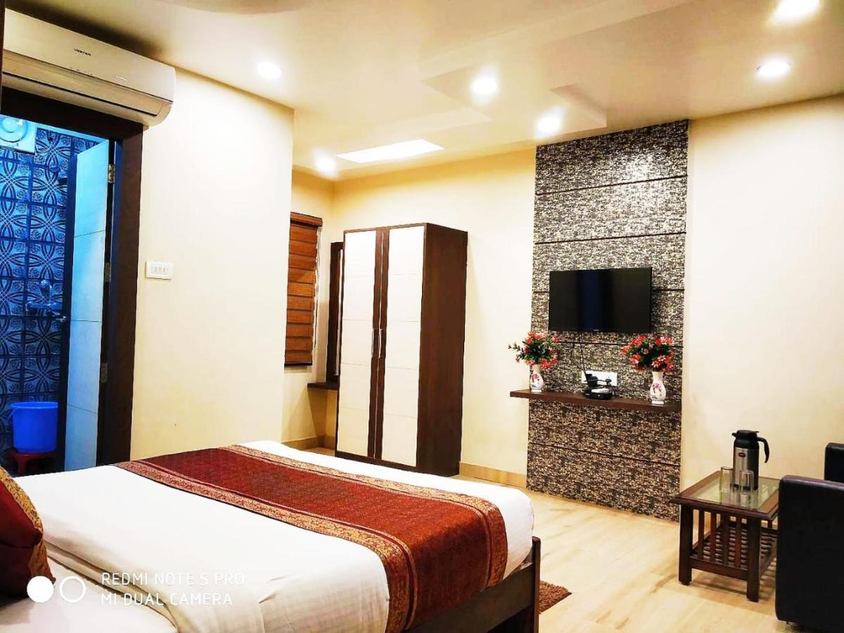 Hotel Aadesh Palace Varanasi Esterno foto