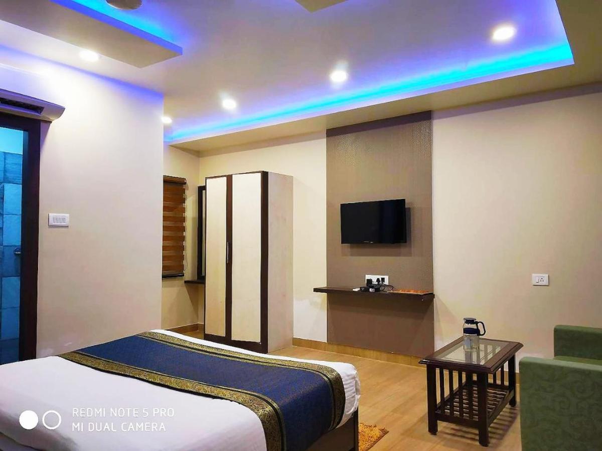 Hotel Aadesh Palace Varanasi Esterno foto