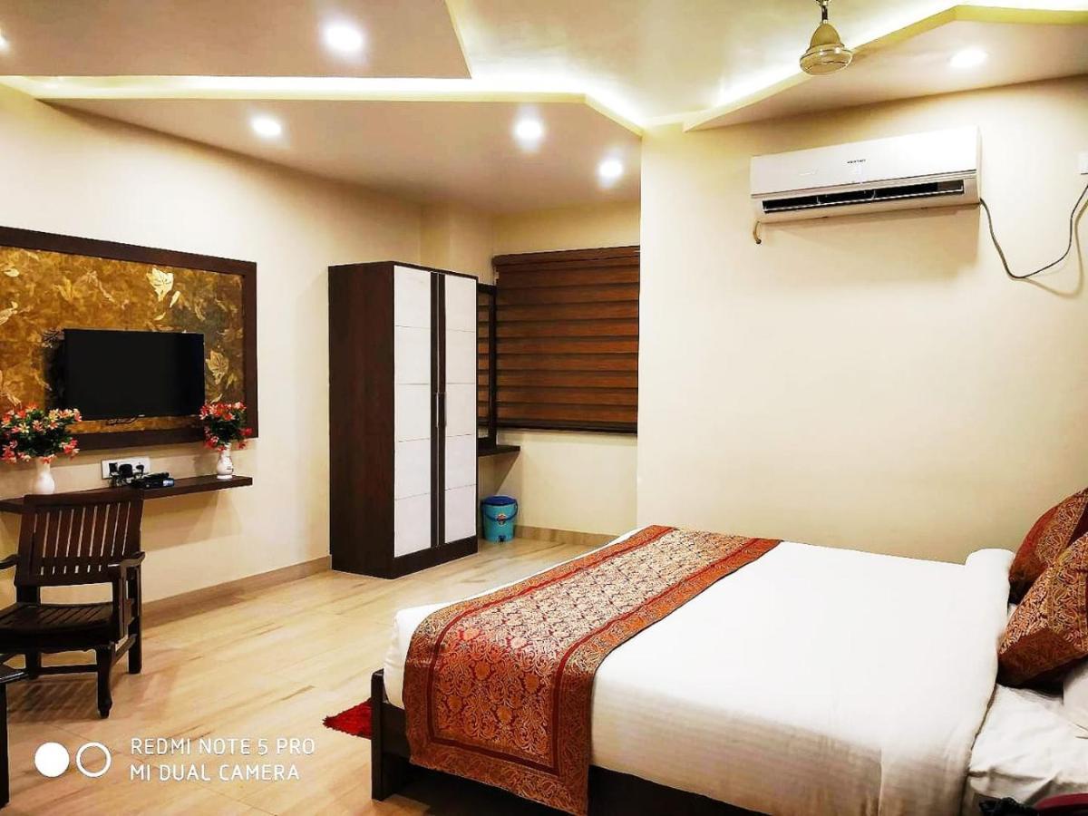 Hotel Aadesh Palace Varanasi Esterno foto