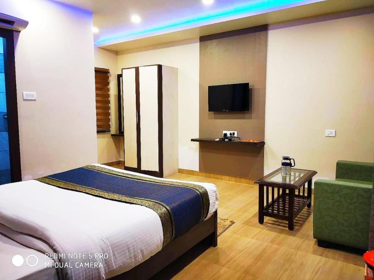 Hotel Aadesh Palace Varanasi Esterno foto