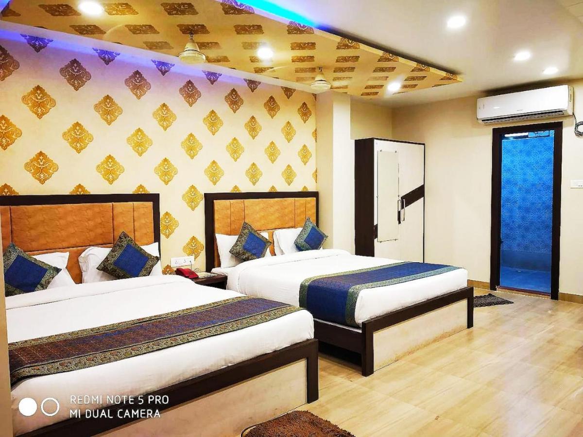 Hotel Aadesh Palace Varanasi Esterno foto