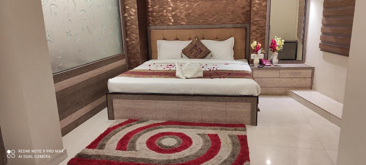 Hotel Aadesh Palace Varanasi Esterno foto