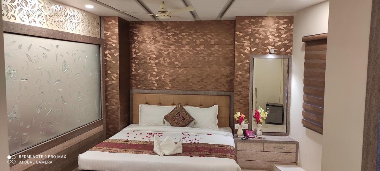 Hotel Aadesh Palace Varanasi Esterno foto