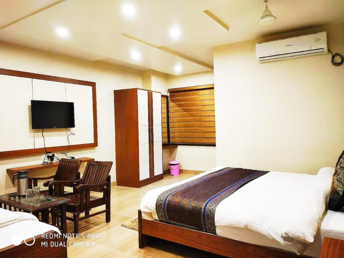 Hotel Aadesh Palace Varanasi Esterno foto