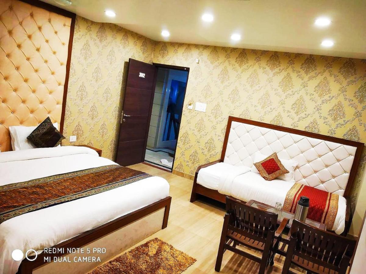 Hotel Aadesh Palace Varanasi Esterno foto