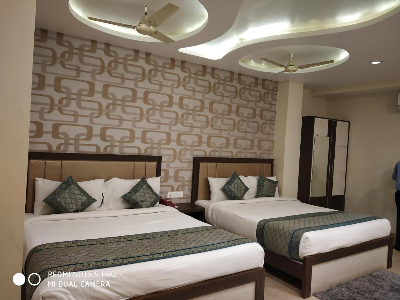 Hotel Aadesh Palace Varanasi Esterno foto