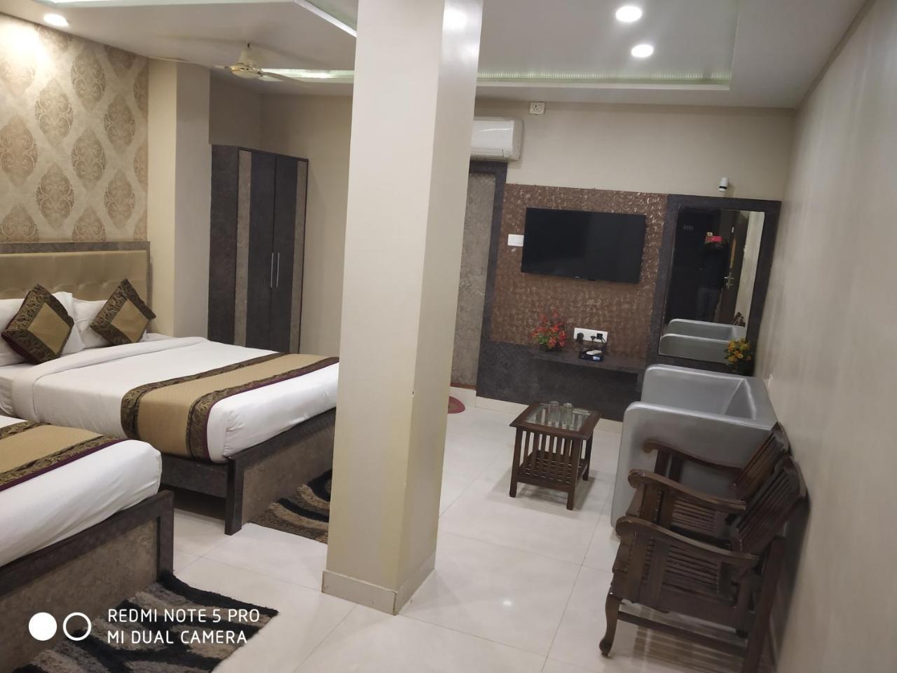 Hotel Aadesh Palace Varanasi Esterno foto