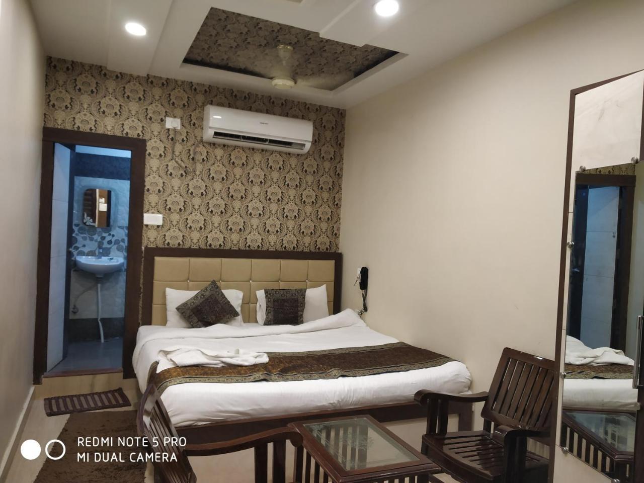 Hotel Aadesh Palace Varanasi Esterno foto