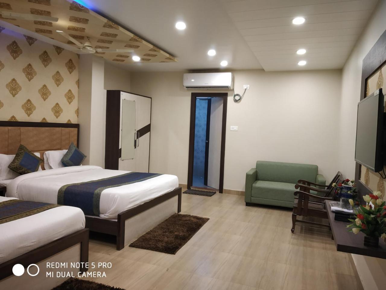 Hotel Aadesh Palace Varanasi Esterno foto