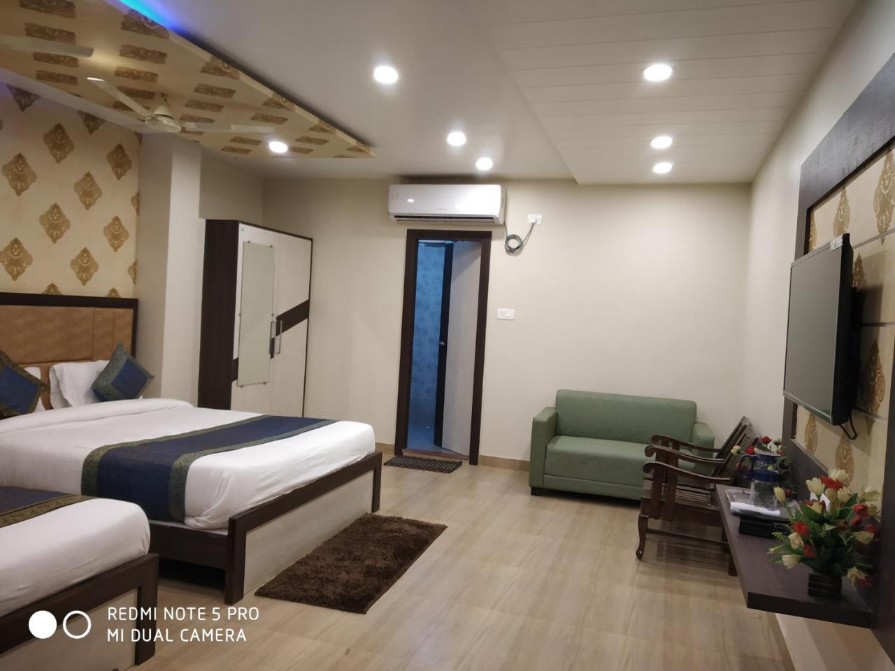 Hotel Aadesh Palace Varanasi Esterno foto