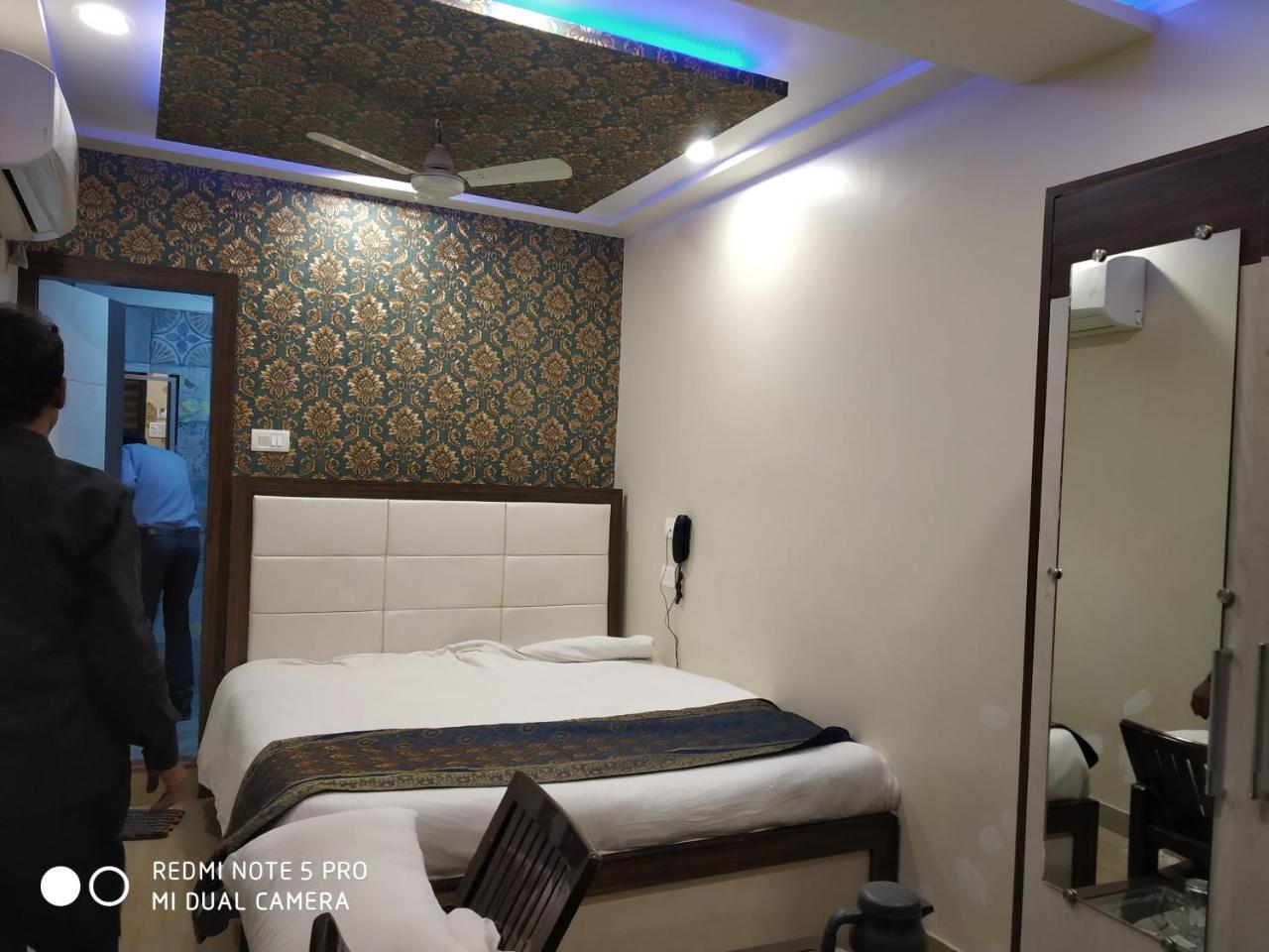 Hotel Aadesh Palace Varanasi Esterno foto