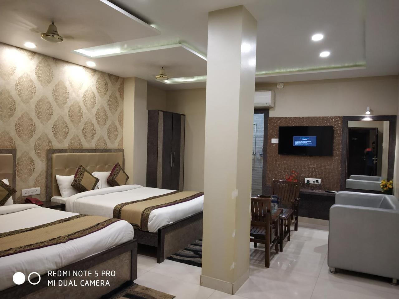 Hotel Aadesh Palace Varanasi Esterno foto