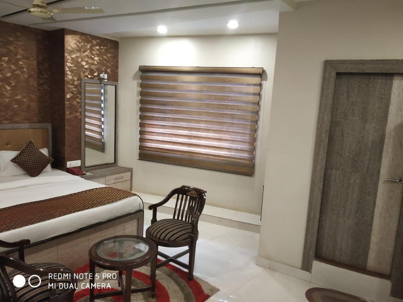 Hotel Aadesh Palace Varanasi Esterno foto