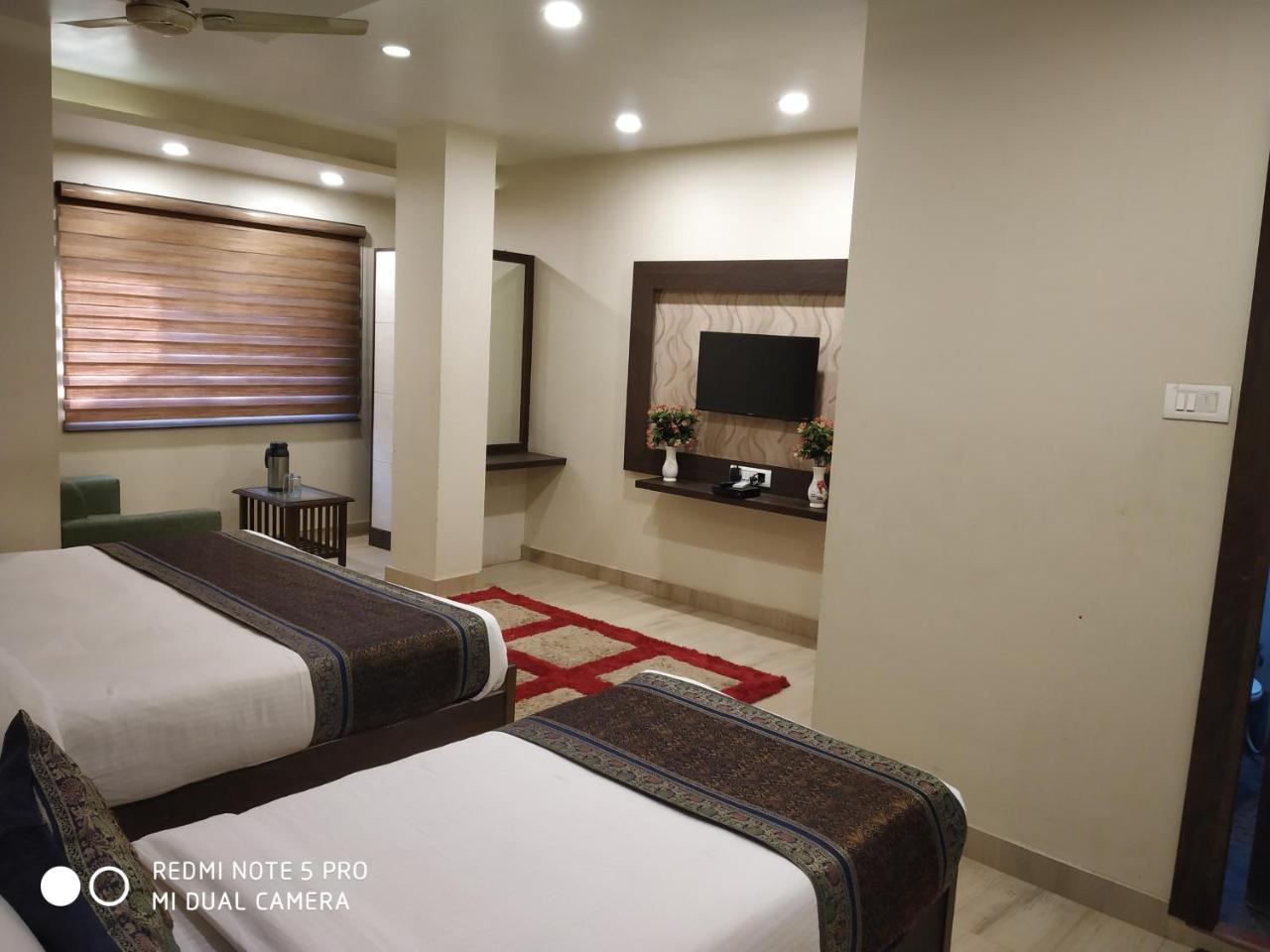 Hotel Aadesh Palace Varanasi Esterno foto