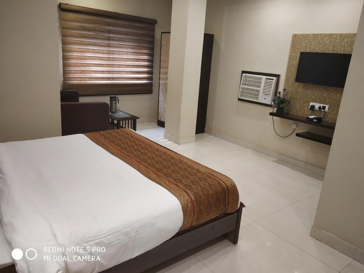 Hotel Aadesh Palace Varanasi Esterno foto
