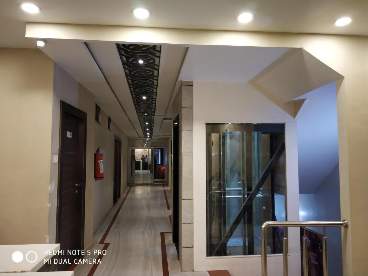 Hotel Aadesh Palace Varanasi Esterno foto