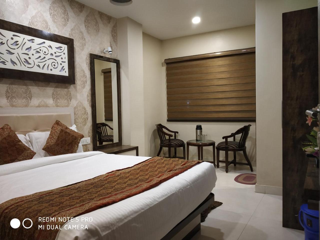 Hotel Aadesh Palace Varanasi Esterno foto