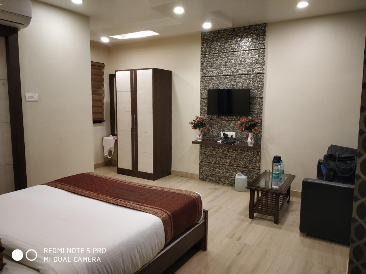 Hotel Aadesh Palace Varanasi Esterno foto