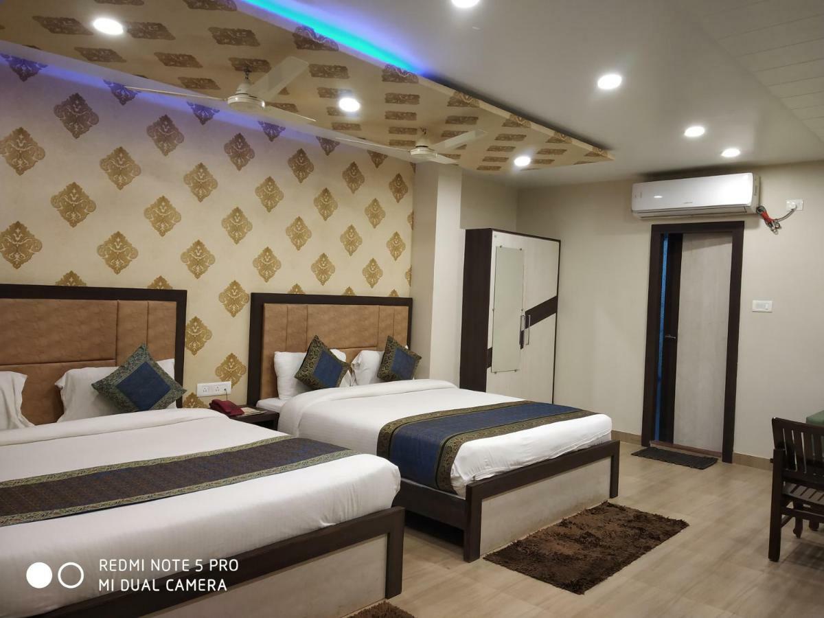 Hotel Aadesh Palace Varanasi Esterno foto