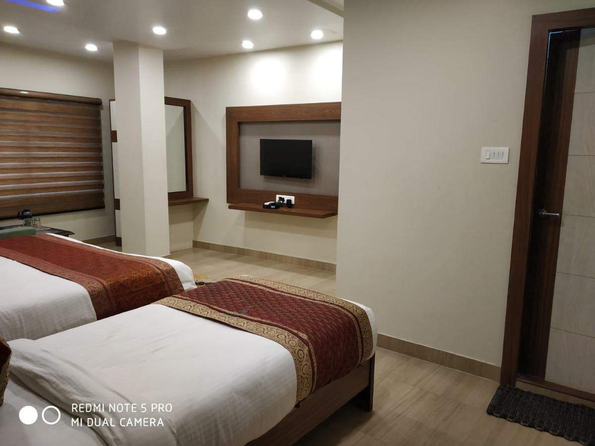 Hotel Aadesh Palace Varanasi Esterno foto