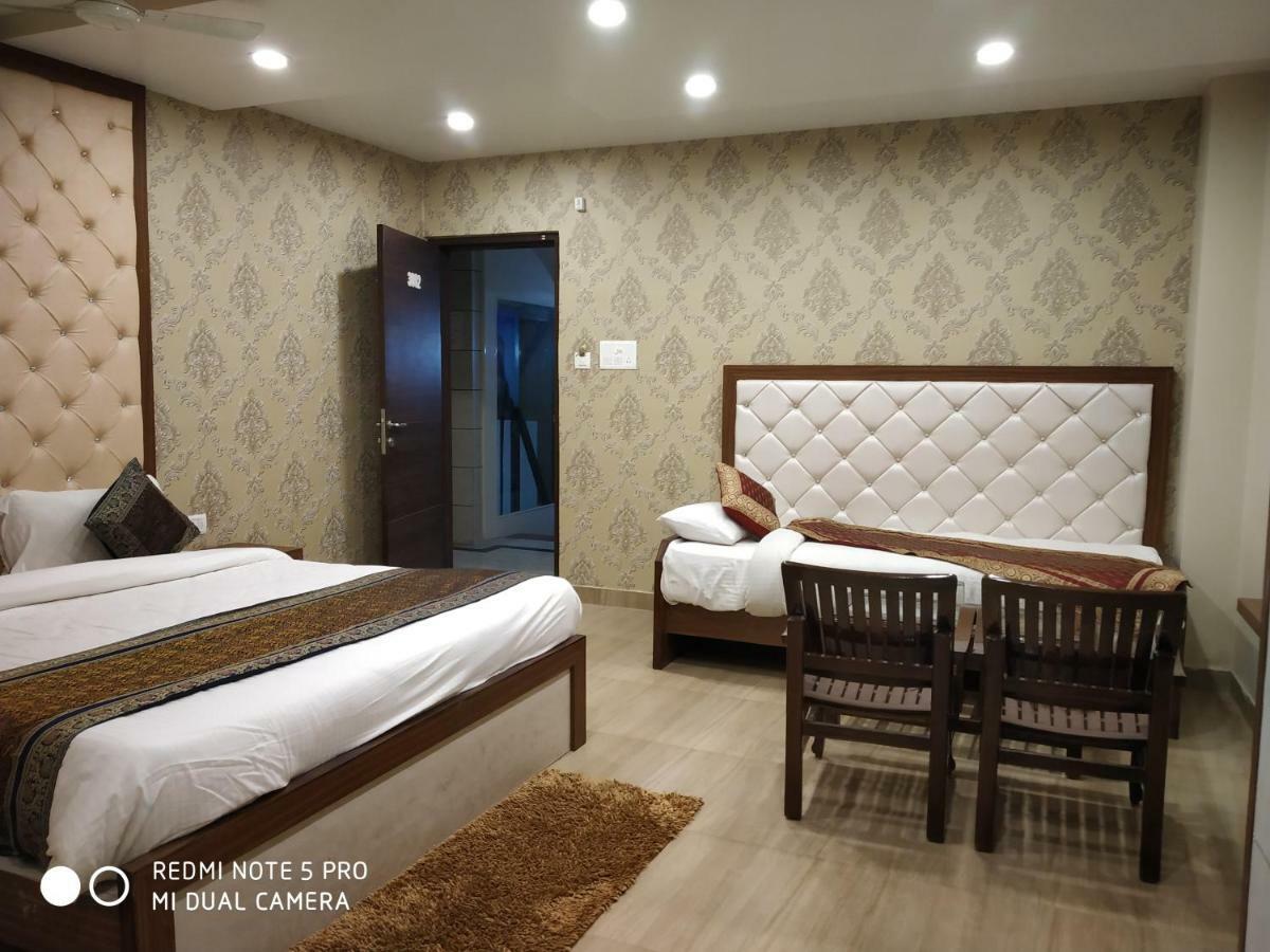 Hotel Aadesh Palace Varanasi Esterno foto