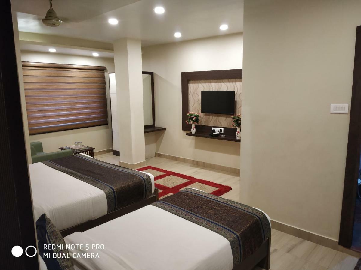 Hotel Aadesh Palace Varanasi Esterno foto