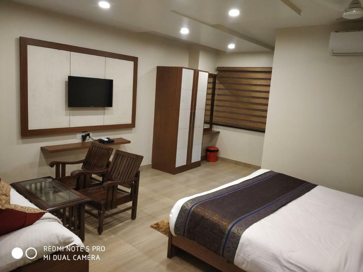 Hotel Aadesh Palace Varanasi Esterno foto