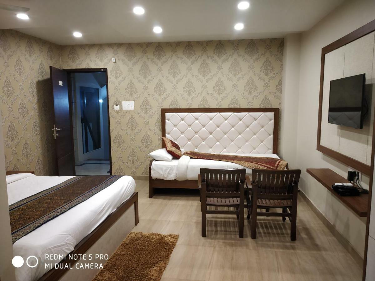 Hotel Aadesh Palace Varanasi Esterno foto