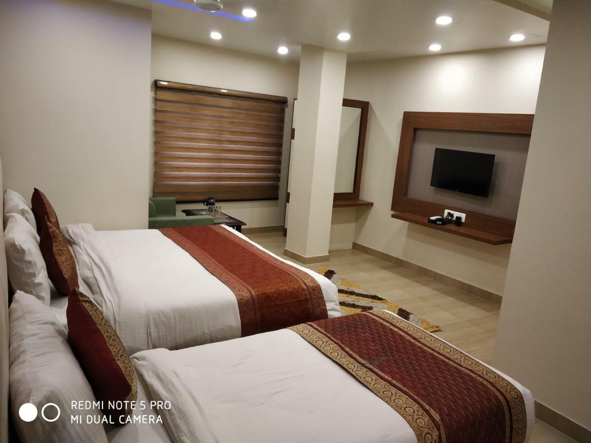 Hotel Aadesh Palace Varanasi Esterno foto