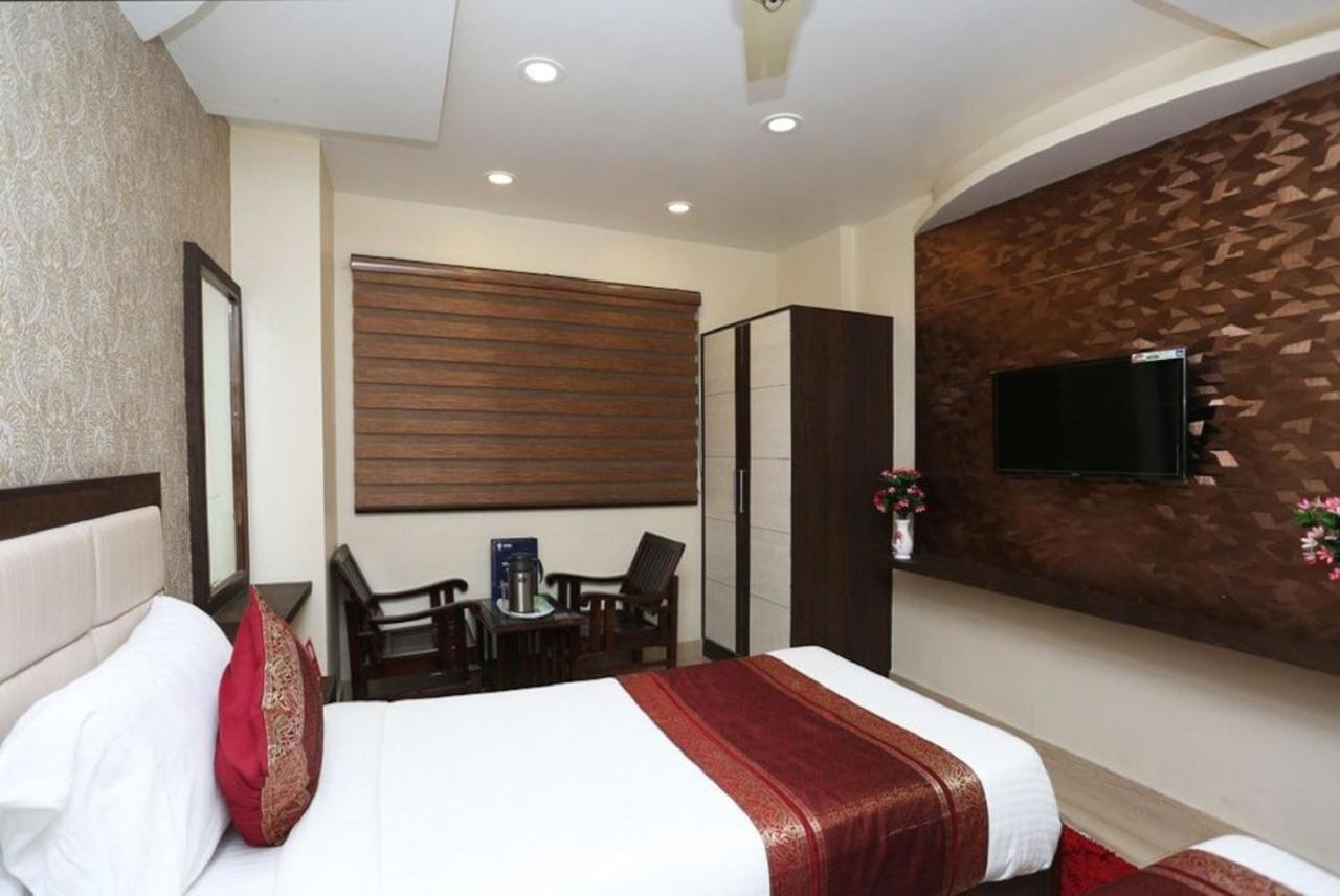 Hotel Aadesh Palace Varanasi Esterno foto