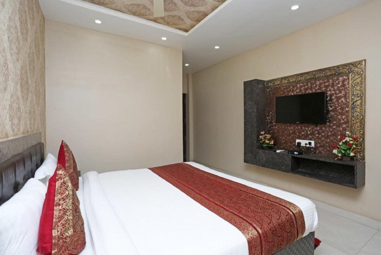 Hotel Aadesh Palace Varanasi Esterno foto